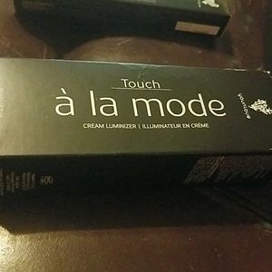 Younique Touch A` LA Mode  Cream Luminizer